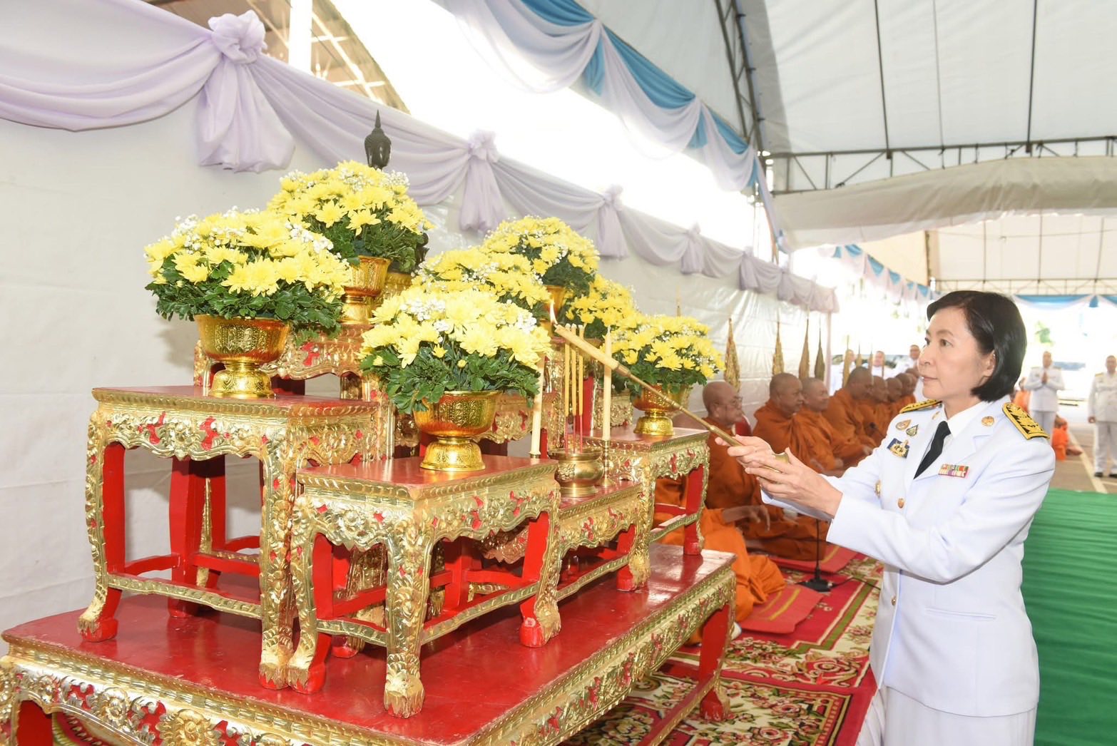 ร่วมพิธีเจริญพระพุทธมนต์และทำบุญตักบาตรถวายพระราชกุศล..คลิก