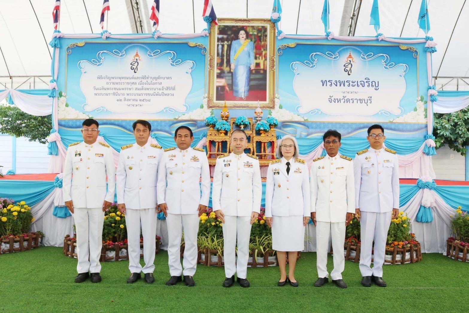 ร่วมพิธีเจริญพระพุทธมนต์และทำบุญตักบาตรถวายพระราชกุศล