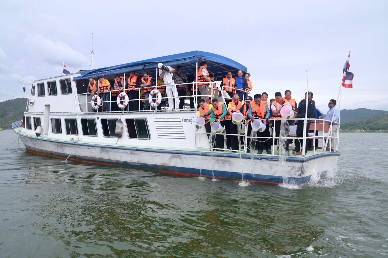 ร่วมพิธีปล่อยพันธุ์สัตว์น้ำทางเรือ โครงการเพิ่มผลผลิตสัตว์น้ำเศรษฐกิจ(กุ้งก้ามกราม) เพื่อสร้างรายได้จากอาชีพประมงในแหล่งน้ำสำคัญ..คลิก