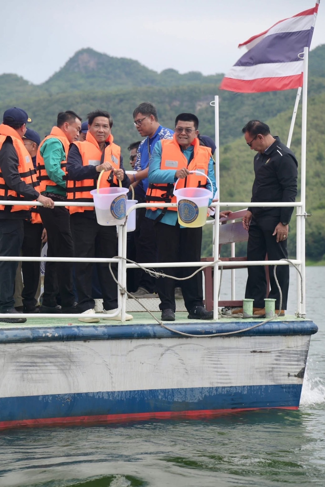 ร่วมพิธีปล่อยพันธุ์สัตว์น้ำทางเรือ โครงการเพิ่มผลผลิตสัตว์น้ำเศรษฐกิจ(กุ้งก้ามกราม) เพื่อสร้างรายได้จากอาชีพประมงในแหล่งน้ำสำคัญ