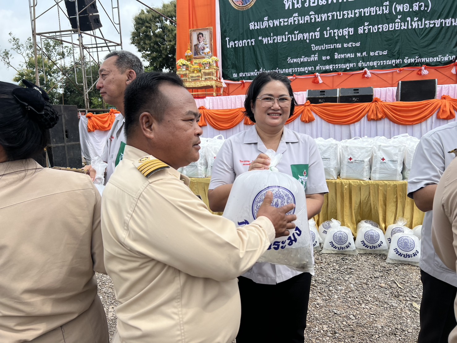 ร่วมออกหน่วยแพทย์เคลื่อนที่ พอ.สว.และโครงการหน่วยบำบัดทุกข์ บำรุงสุข สร้างรอยยิ้มให้ประชาชน