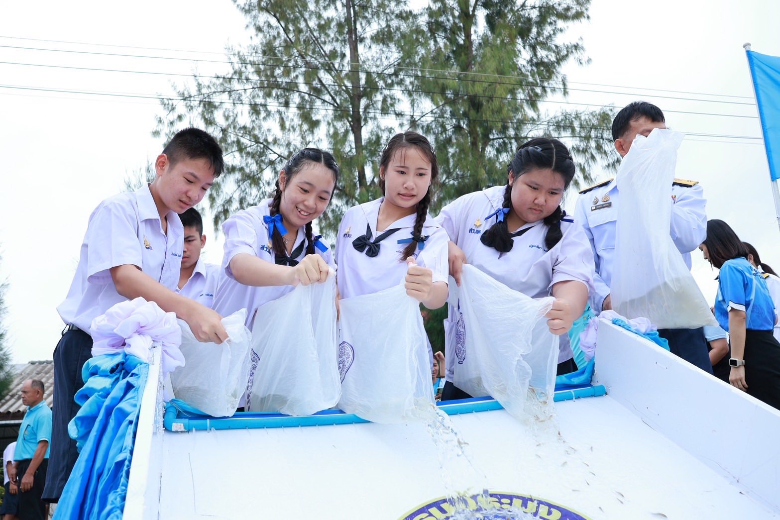 พิธีปล่อยพันธุ์สัตว์น้ำเนื่องในวันเฉลิมพระชนมพรรษาสมเด็จพระนางเจ้าสิริกิติ์ พระบรมราชินีนาถ พระบรมราชชนนีพันปีหลวง