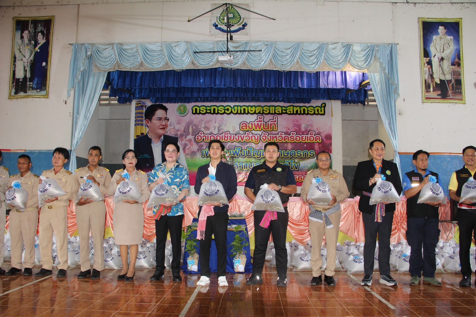 ร่วมต้อนรับการตรวจราชการในพื้นที่จังหวัดร้อยเอ็ด ของนายอัครา พรหมเผ่า รัฐมนตรีช่วยว่าการกระทรวงเกษตรและสหกรณ์