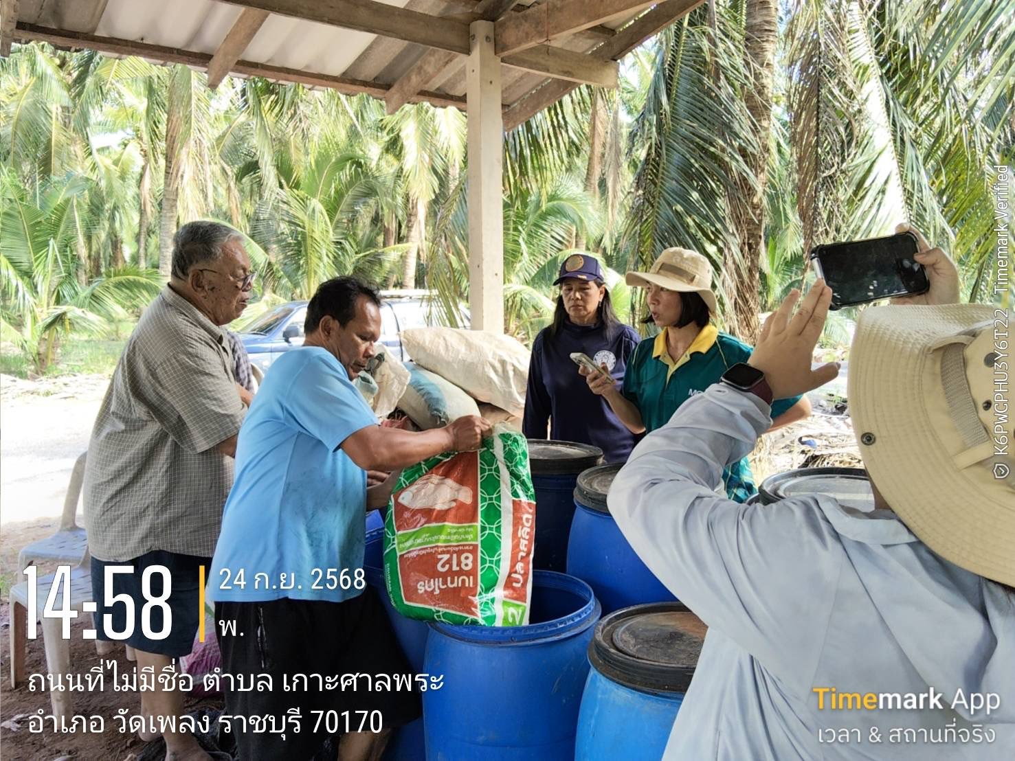 ลงพื้นที่ตรวจความถูกต้องและลงนามรับรองความถูกต้อง ของแบบฟอร์มสรุปปริมาณปลาหมอคางดำ