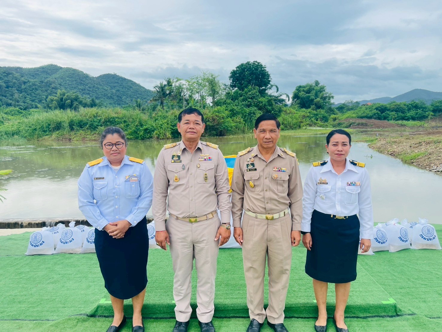 องคมนตรีลงพื้นที่ติดตามโครงการอันเนื่องมาจากพระราชดำริ เขตพื้นที่จังหวัดเพชรบุรี พร้อมนี้ได้มีการปล่อยพันธุ์ปลาน้ำจืดลงสู่แหล่งน้ำ