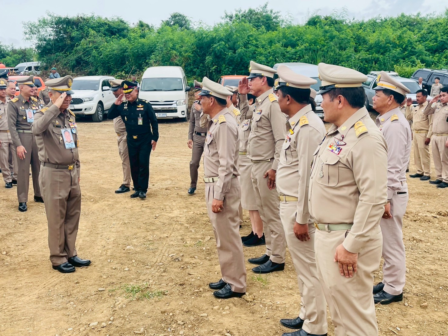 องคมนตรีลงพื้นที่ติดตามโครงการอันเนื่องมาจากพระราชดำริ เขตพื้นที่จังหวัดเพชรบุรี พร้อมนี้ได้มีการปล่อยพันธุ์ปลาน้ำจืดลงสู่แหล่งน้ำ