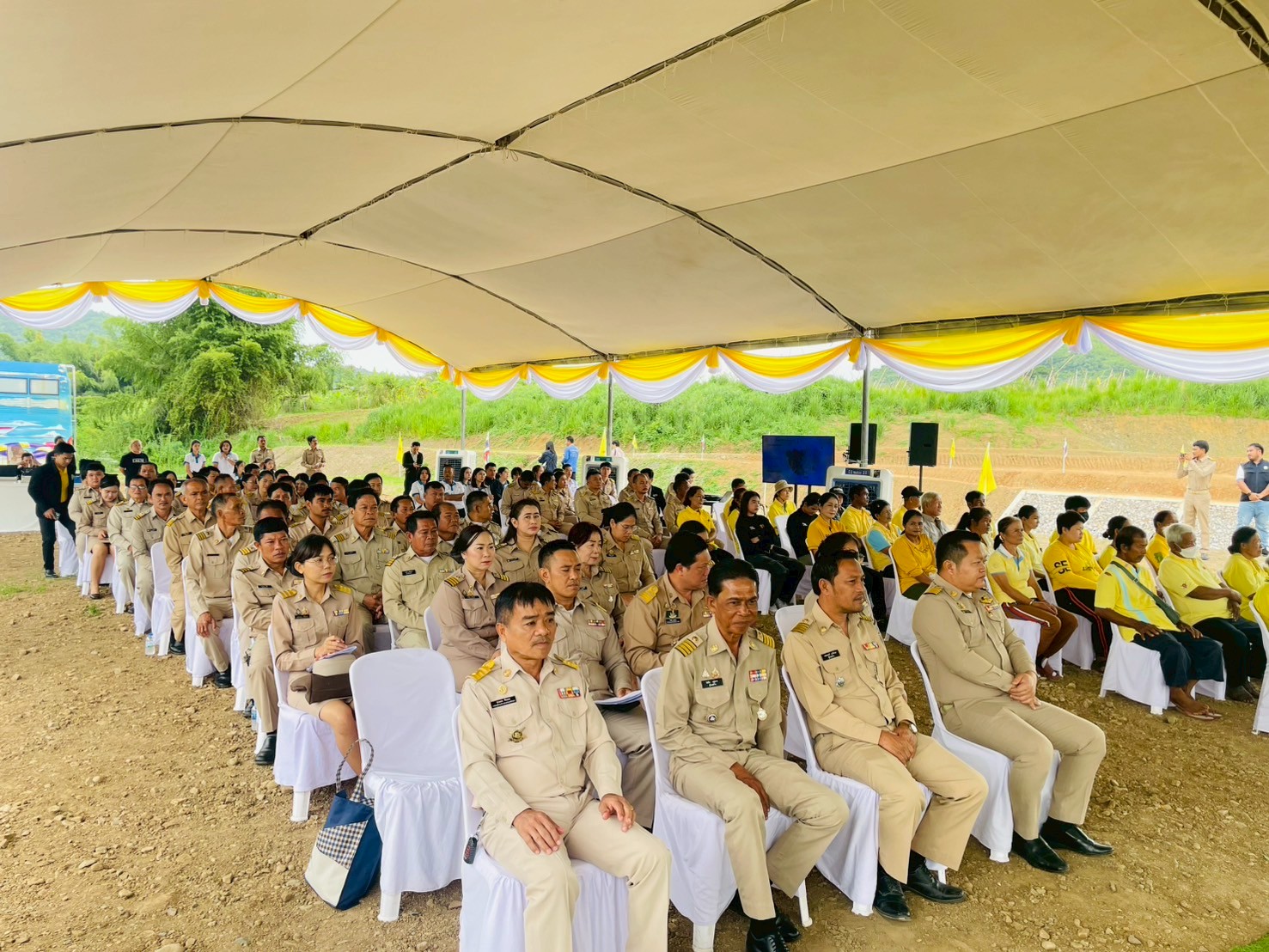 องคมนตรีลงพื้นที่ติดตามโครงการอันเนื่องมาจากพระราชดำริ เขตพื้นที่จังหวัดเพชรบุรี พร้อมนี้ได้มีการปล่อยพันธุ์ปลาน้ำจืดลงสู่แหล่งน้ำ