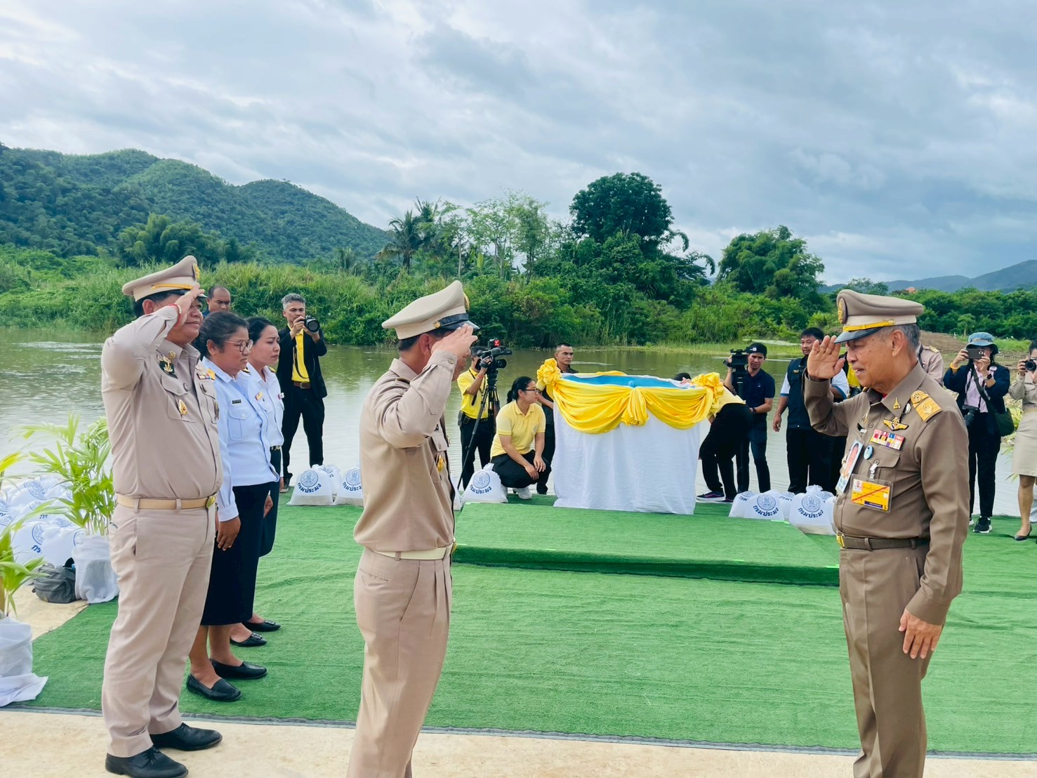 องคมนตรีลงพื้นที่ติดตามโครงการอันเนื่องมาจากพระราชดำริ เขตพื้นที่จังหวัดเพชรบุรี พร้อมนี้ได้มีการปล่อยพันธุ์ปลาน้ำจืดลงสู่แหล่งน้ำ