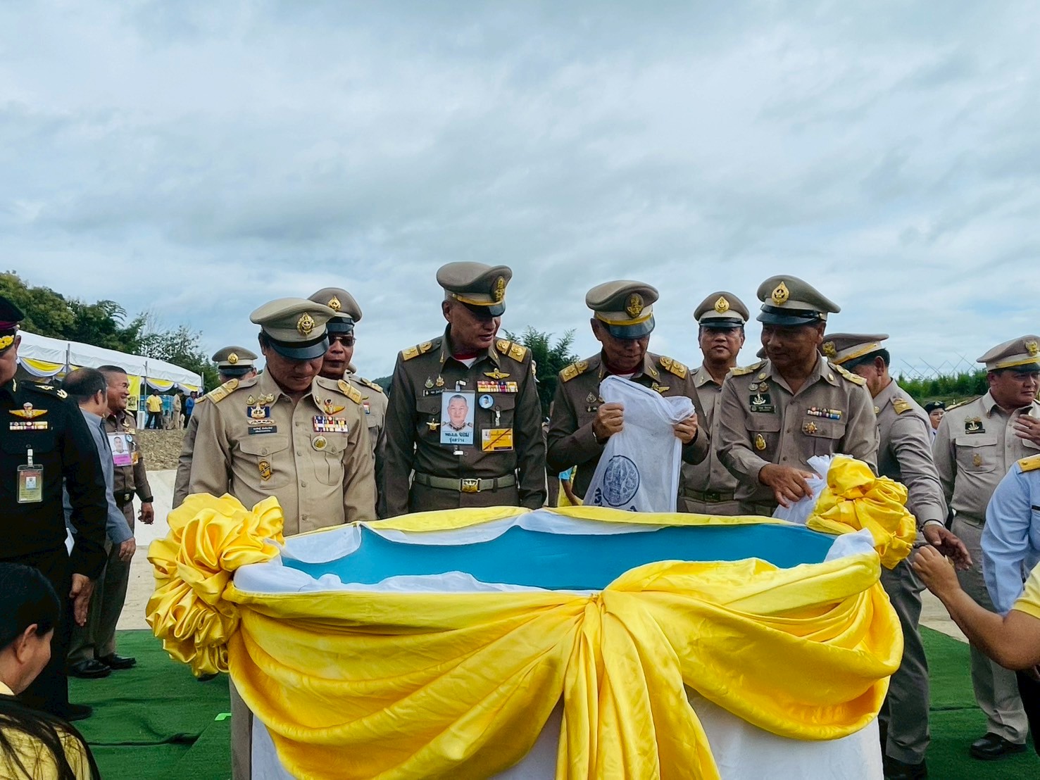 องคมนตรีลงพื้นที่ติดตามโครงการอันเนื่องมาจากพระราชดำริ เขตพื้นที่จังหวัดเพชรบุรี พร้อมนี้ได้มีการปล่อยพันธุ์ปลาน้ำจืดลงสู่แหล่งน้ำ