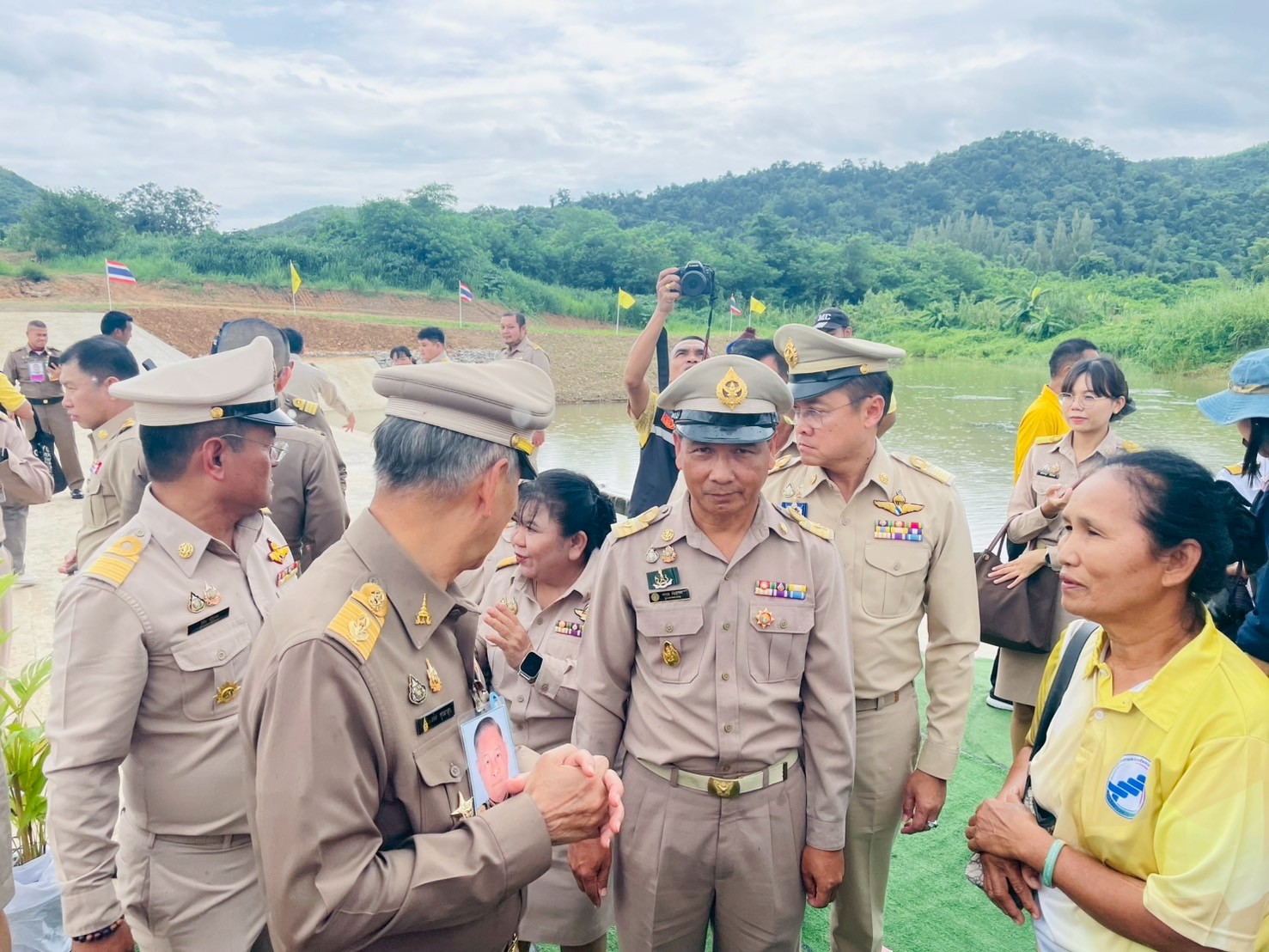 องคมนตรีลงพื้นที่ติดตามโครงการอันเนื่องมาจากพระราชดำริ เขตพื้นที่จังหวัดเพชรบุรี พร้อมนี้ได้มีการปล่อยพันธุ์ปลาน้ำจืดลงสู่แหล่งน้ำ