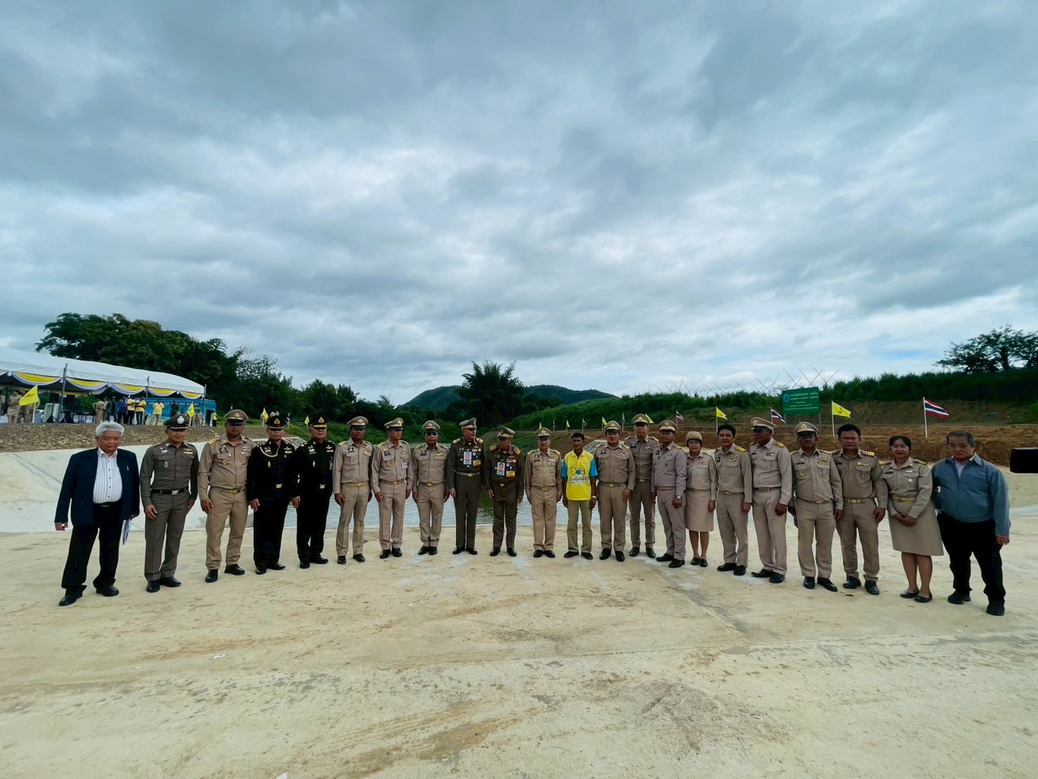 องคมนตรีลงพื้นที่ติดตามโครงการอันเนื่องมาจากพระราชดำริ เขตพื้นที่จังหวัดเพชรบุรี พร้อมนี้ได้มีการปล่อยพันธุ์ปลาน้ำจืดลงสู่แหล่งน้ำ