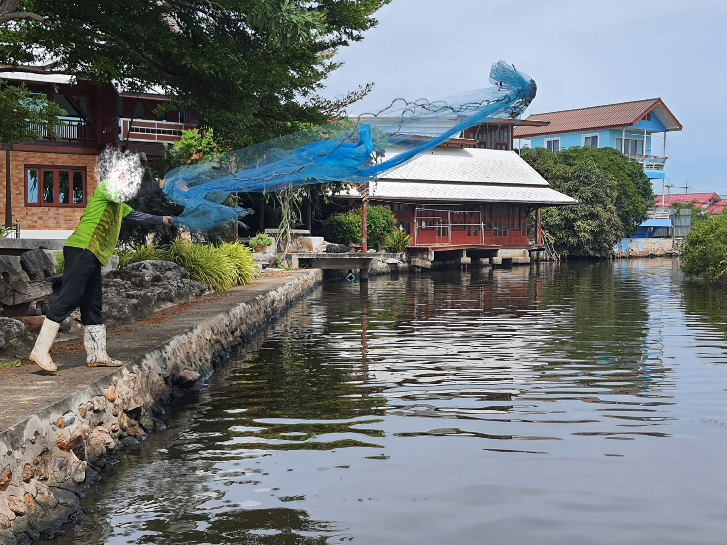 จัดกิจกรรมลงแขกลงคลองกำจัดปลาหมอคางดำในแหล่งน้ำพื้นที่จังหวัดเพชรบุรี