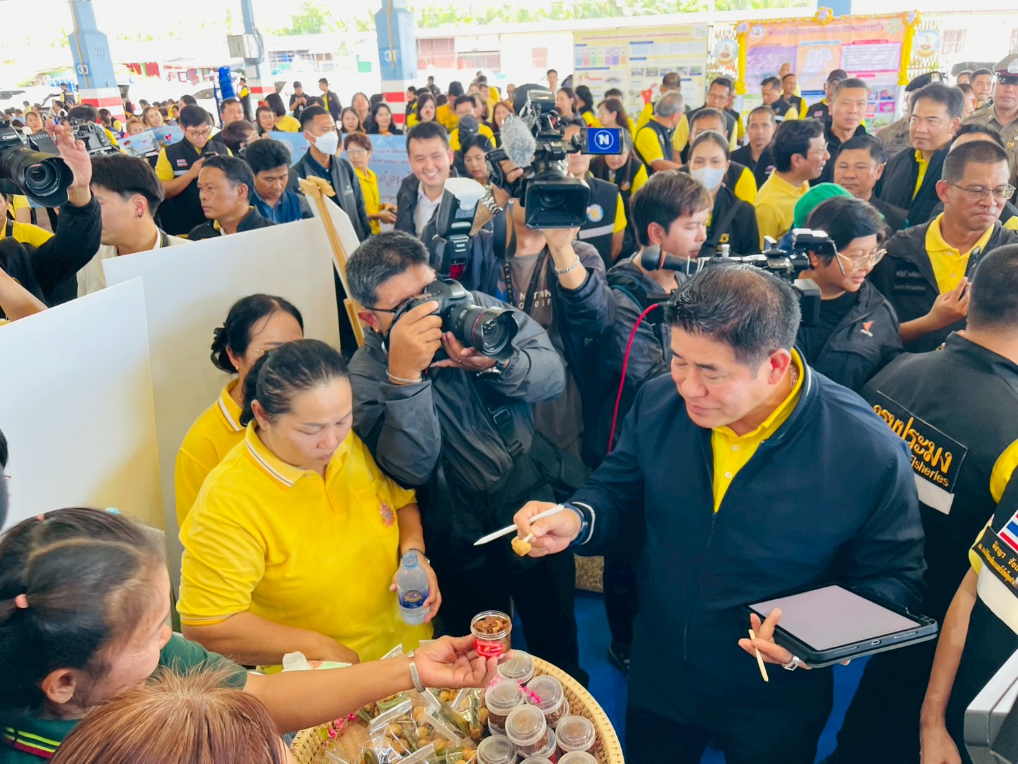 ร้อยเอกธรรมนัส พรหมเผ่า รองนายกรัฐมนตรีและรัฐมนตรีว่าการกระทรวงเกษตรและสหกรณ์พร้อมคณะลงพื้นที่ปฏิบัติราชการ