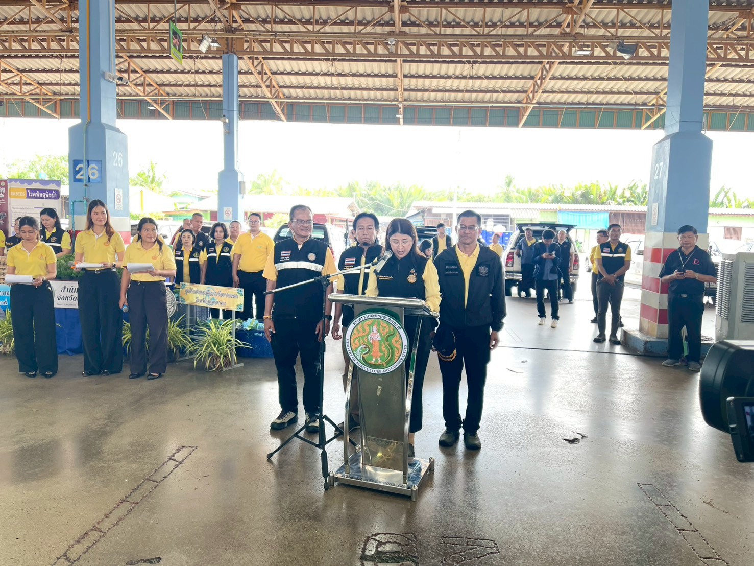 ร้อยเอกธรรมนัส พรหมเผ่า รองนายกรัฐมนตรีและรัฐมนตรีว่าการกระทรวงเกษตรและสหกรณ์พร้อมคณะลงพื้นที่ปฏิบัติราชการ