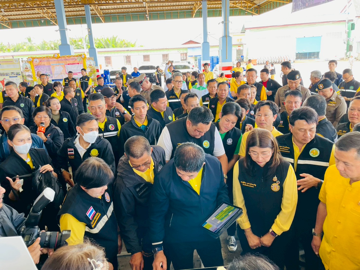 ร้อยเอกธรรมนัส พรหมเผ่า รองนายกรัฐมนตรีและรัฐมนตรีว่าการกระทรวงเกษตรและสหกรณ์พร้อมคณะลงพื้นที่ปฏิบัติราชการ