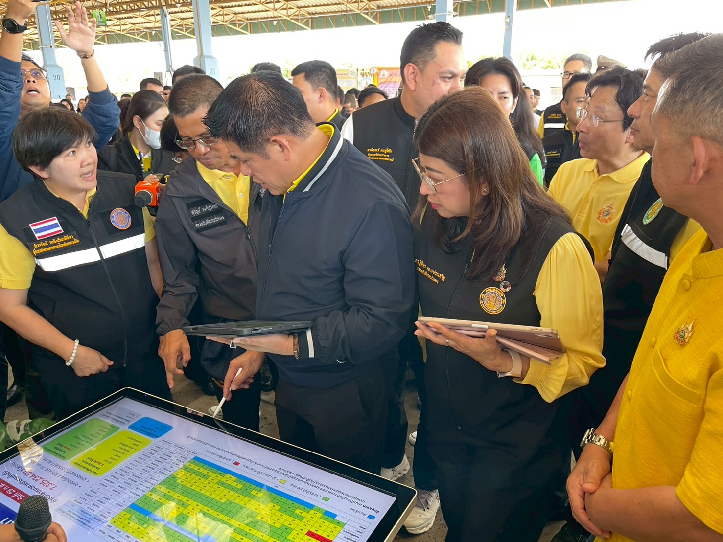 ร้อยเอกธรรมนัส พรหมเผ่า รองนายกรัฐมนตรีและรัฐมนตรีว่าการกระทรวงเกษตรและสหกรณ์พร้อมคณะลงพื้นที่ปฏิบัติราชการ