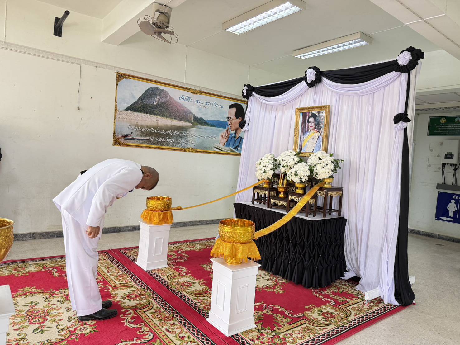 ประมงอำเภอตะโหมด เข้าร่วมพิธีถวายน้ำสรงพระบรมศพ เบื้องหน้าพระฉายาลักษณ์สมเด็จพระนางเจ้าสิริกิติ์  พระบรมราชินีนาถ พระบรมราชชนนีพันปีหลวง ณ ห้องโถงชั้น1  ที่ว่าการอำเภอตะโหมด จังหวัดพัทลุง
