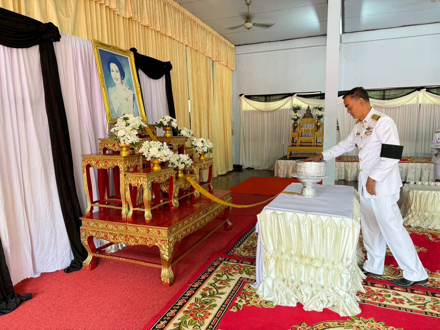 ประมงอำเภอเขาชัยสน เข้าร่วมพิธีถวายน้ำสรง พระบรมศพเบื้องหน้าพระฉายาลักษณ์  สมเด็จพระนางเจ้าสิริกิติ์ พระบรมราชินีนาถ พระบรมราชชนนีพันปีหลวง ณ วัดอุดมวราราม หมู่ที่ 10 ตำบลเขาชัยสน อำเภอเขาชัยสน จังหวัดพัทลุง