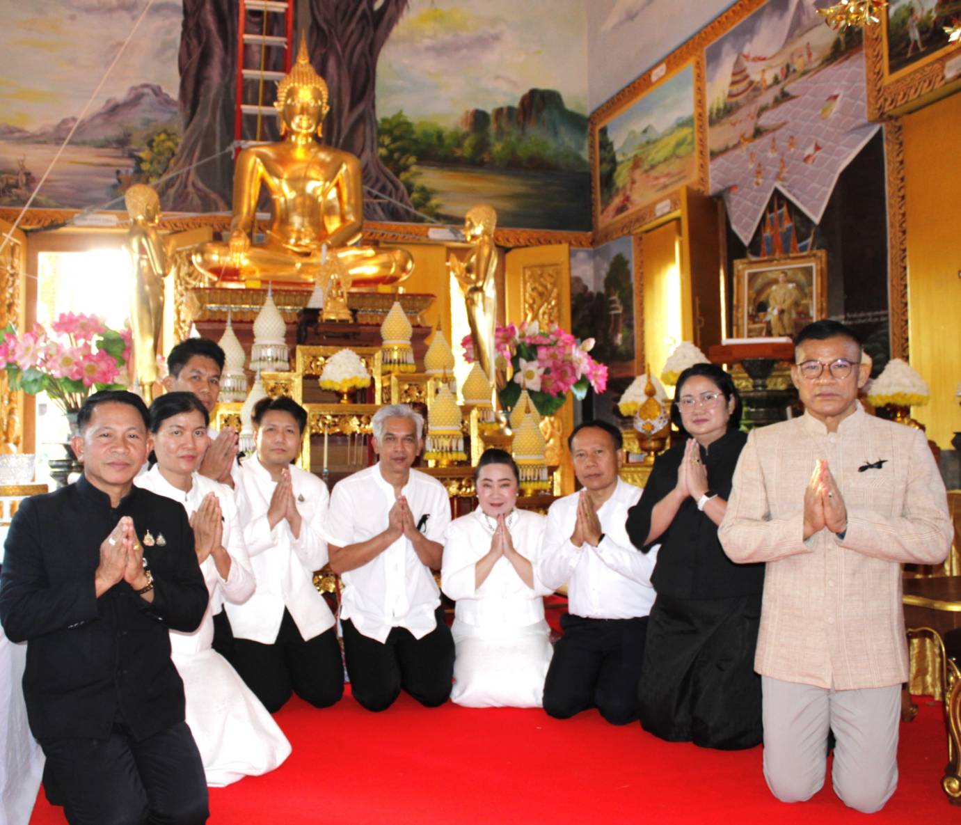 ร่วมพิธียกยอดฉัตรกางกั้นองค์พระประธานในพระอุโบสถ และพิธีสมโภชองค์พระกฐินพระราชทานของจังหวัดหนองบัวลำภู