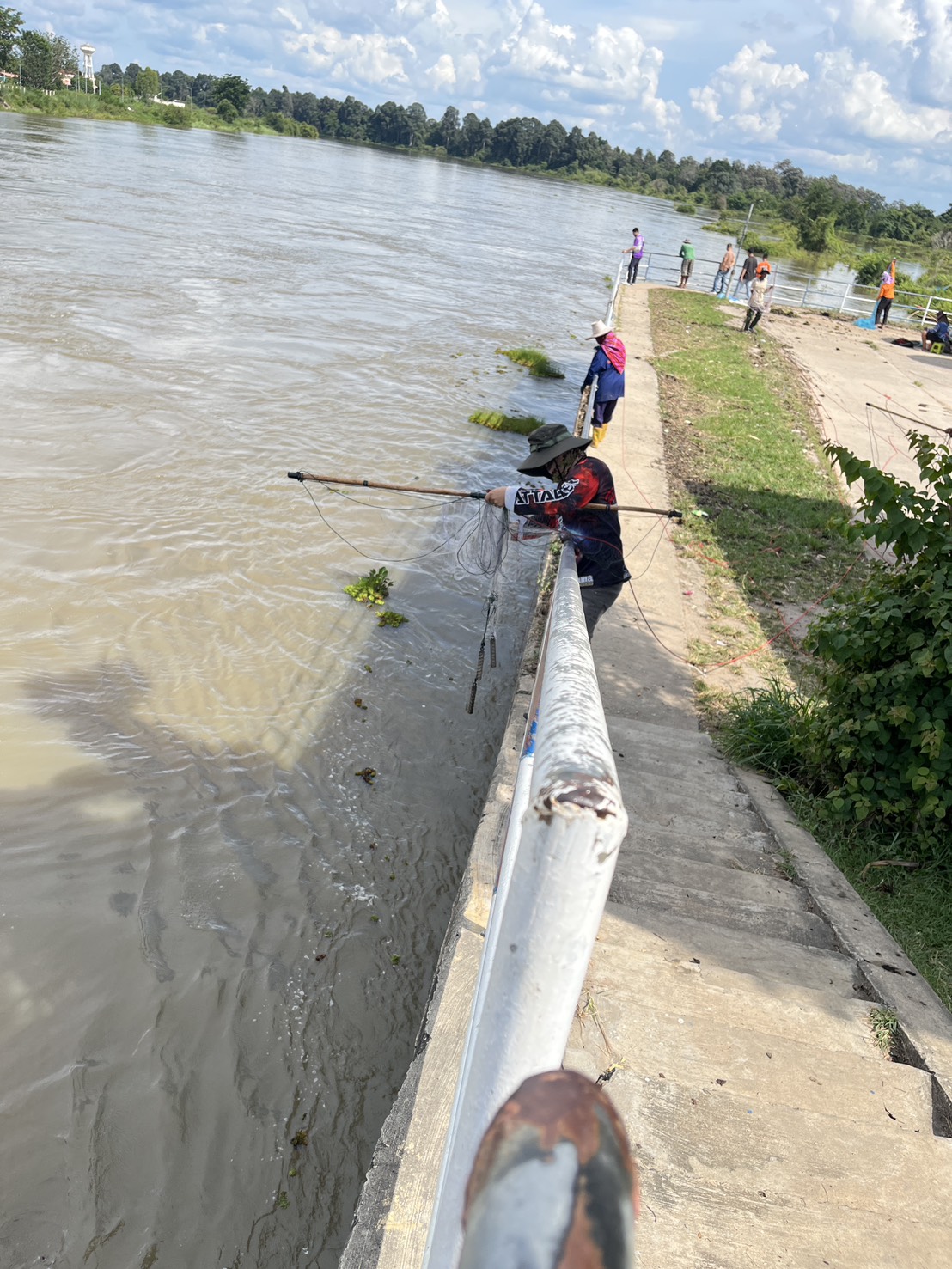 “ประมงศรีสะเกษ ลงพื้นที่ติดตาม เฝ้าระวัง สถานการณ์น้ำ ณ เขื่อนราษีไศล”