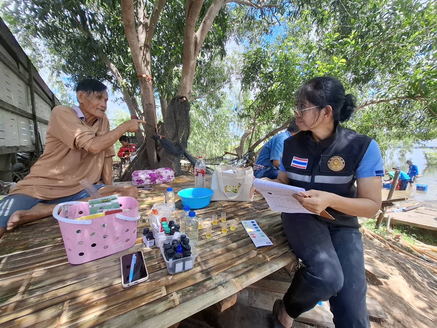 สำนักงานประมงจังหวัดศรีสะเกษ ลงพื้นที่ตรวจสอบสาเหตุการตายของปลานิลในกระชัง