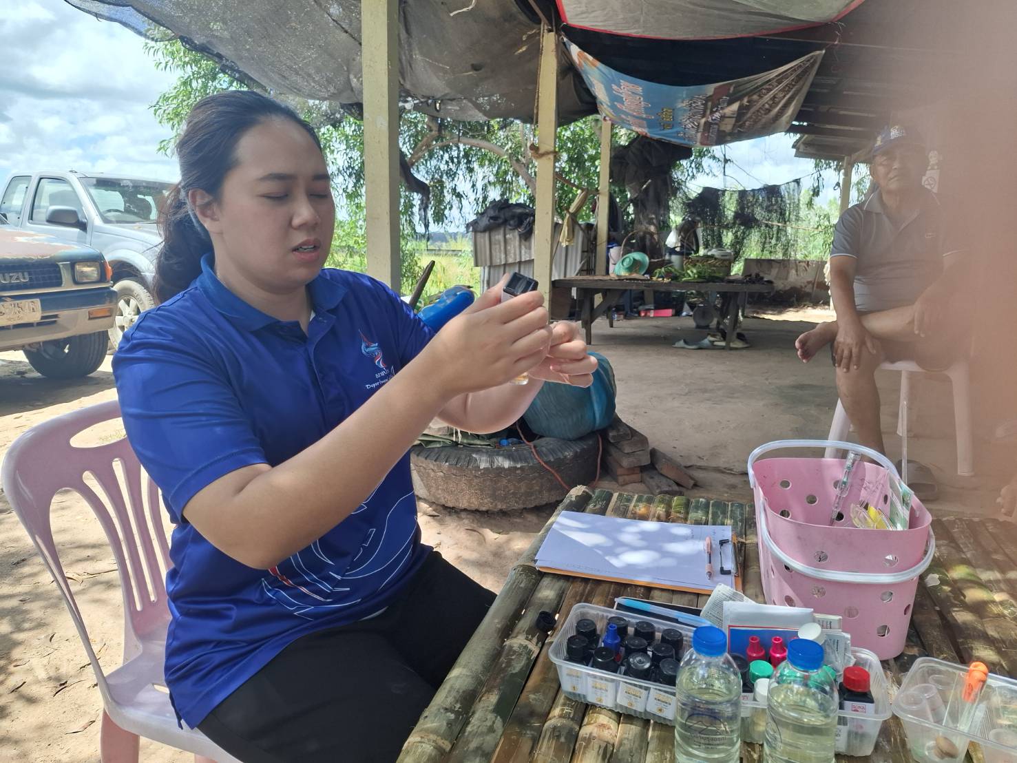 สำนักงานประมงจังหวัดศรีสะเกษ ลงพื้นที่ตรวจสอบสาเหตุการตายของปลานิลในกระชัง