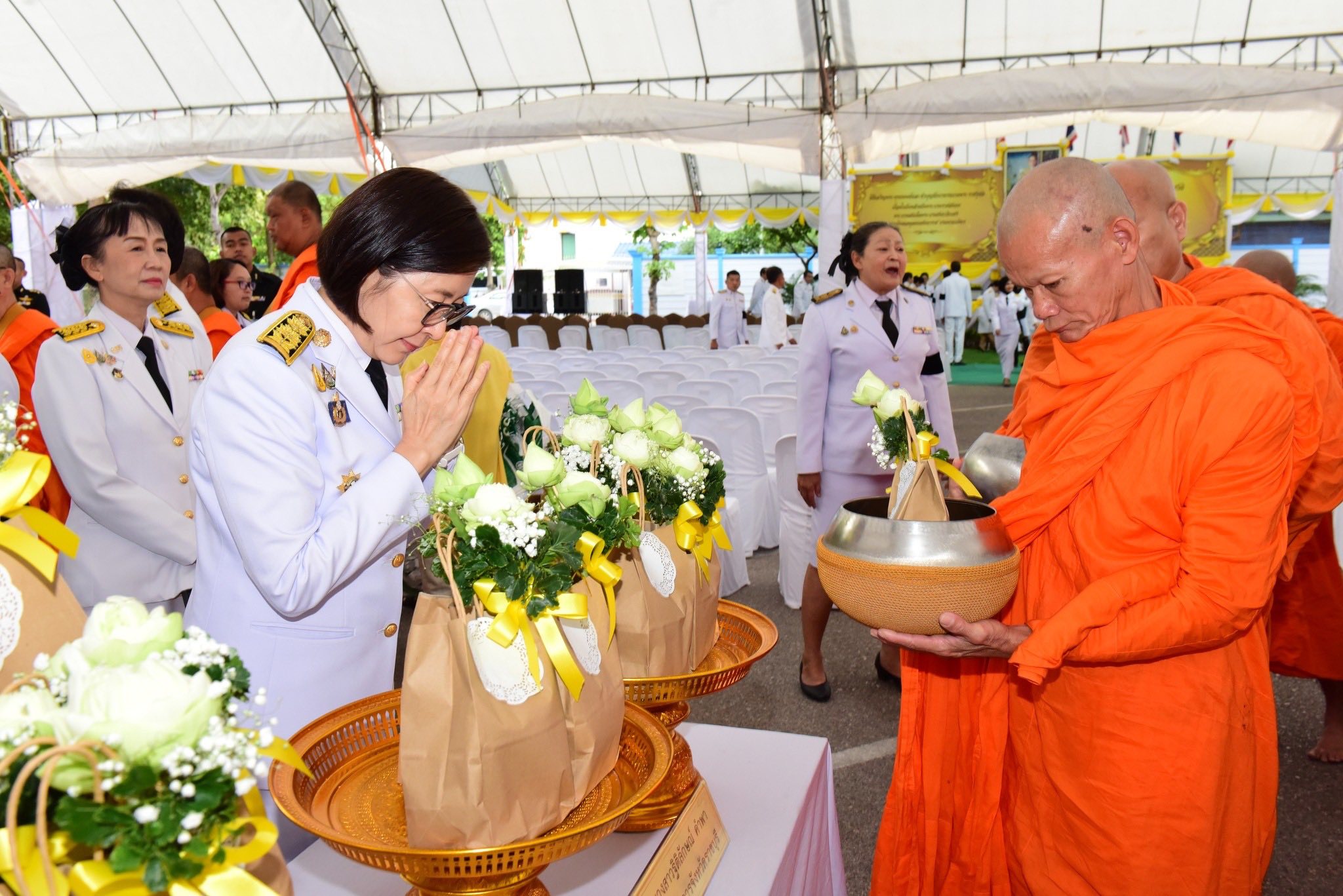 ร่วมพิธีทำบุญตักบาตร และร่วมพิธีวางพานพุ่มดอกไม้ถวายราชสักการะ เนื่องในวันคล้ายวันพระบรมราชสมภพ พระบาทสมเด็จพระบรมชนกาธิเบศร มหาภูมิพลอดุลยเดชมหาราช บรมนาถบพิตร วันชาติ และวันพ่อแห่งชาติ 5 ธันวาคม 2568..คลิก