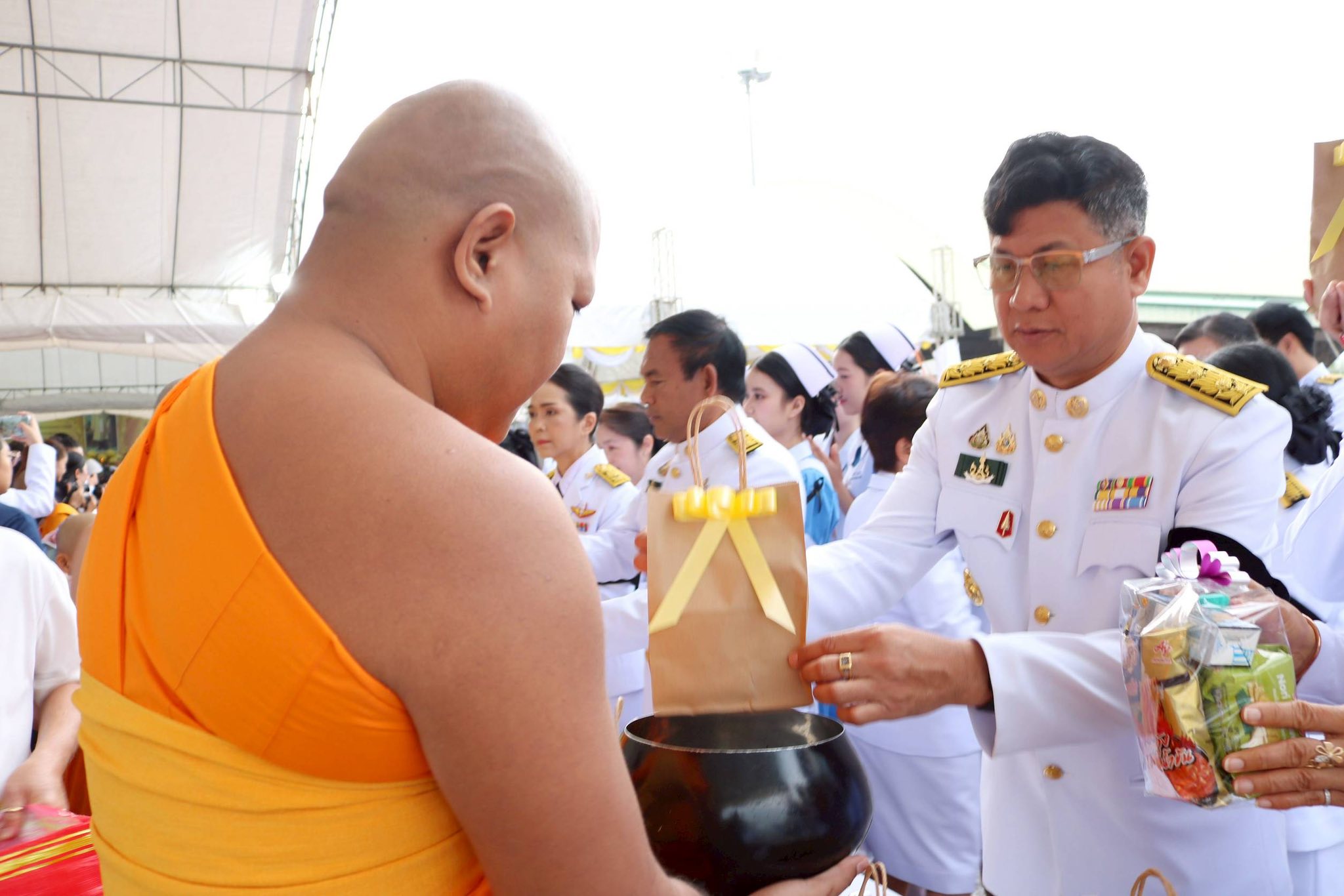 ร่วมพิธีทำบุญตักบาตร และร่วมพิธีวางพานพุ่มดอกไม้ถวายราชสักการะ เนื่องในวันคล้ายวันพระบรมราชสมภพ พระบาทสมเด็จพระบรมชนกาธิเบศร มหาภูมิพลอดุลยเดชมหาราช บรมนาถบพิตร วันชาติ และวันพ่อแห่งชาติ 5 ธันวาคม 2568