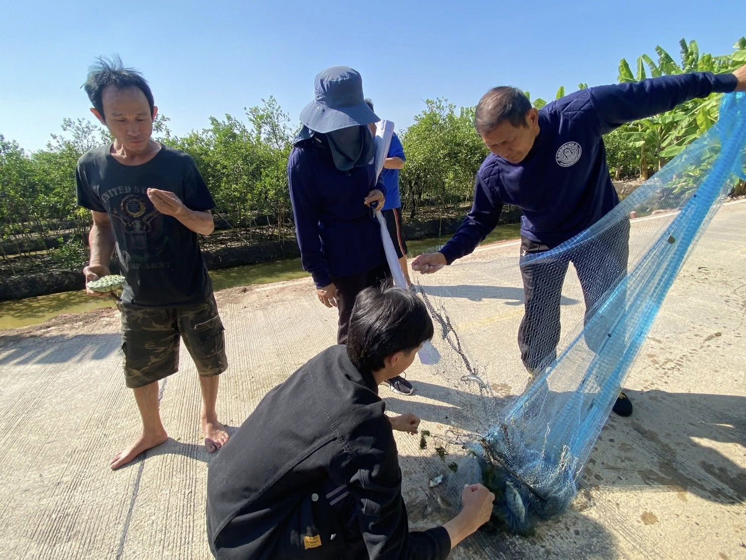 ร่วมทำกิจกรรมลงแขกลงคลองกำจัดปลาหมอคางดำ ตามแผนการแก้ไขปัญหาการแพร่ระบาดของปลาหมอคางดำจังหวัดราชบุรี