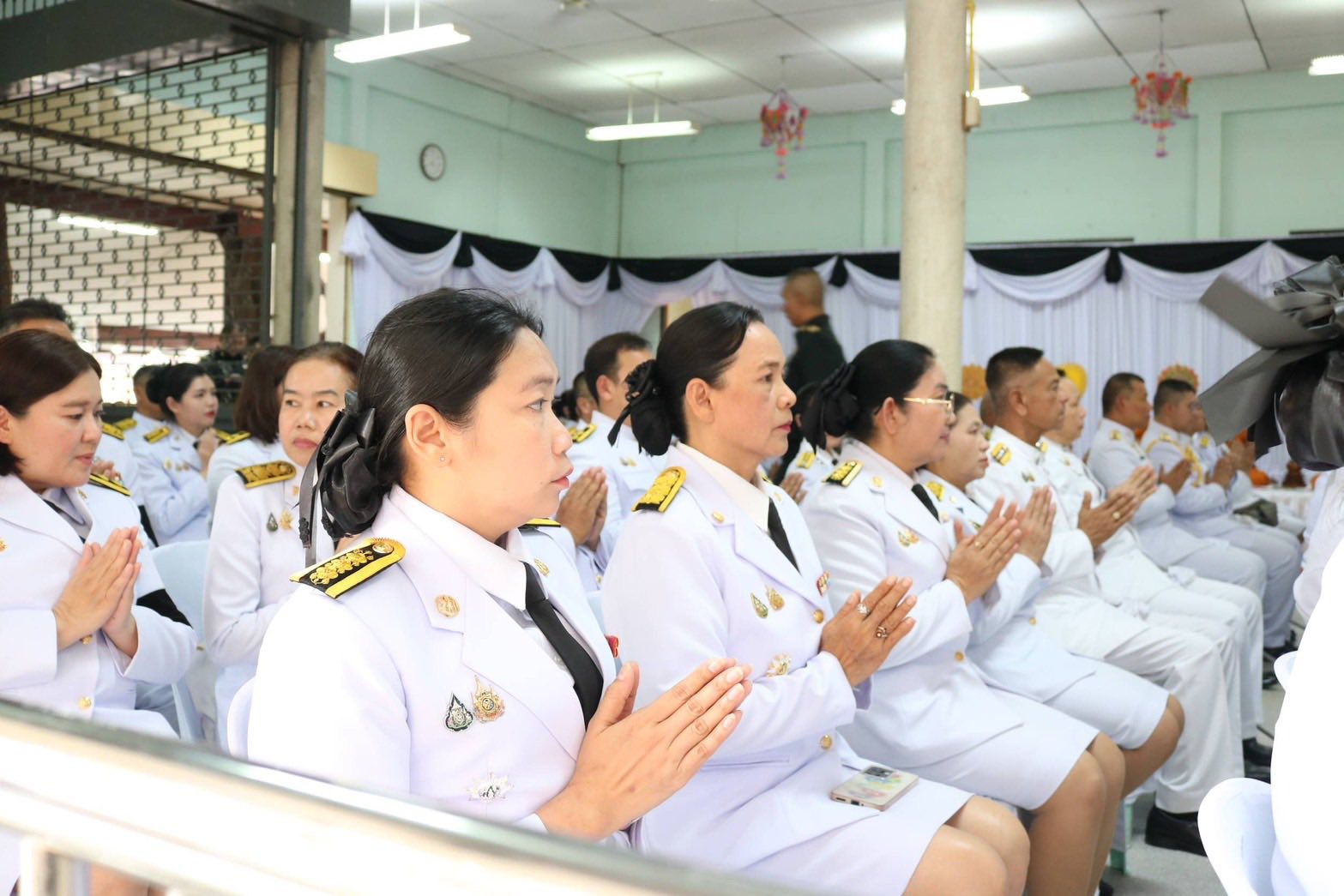  ร่วมพิธีบำเพ็ญกุศลสตมวาร (๑๐๐ วัน) ถวายเป็นพระราชกุศล สมเด็จพระนางเจ้าสิริกิติ์พระบรมราชินีนาถ พระบรมราชชนนีพันปีหลวง
