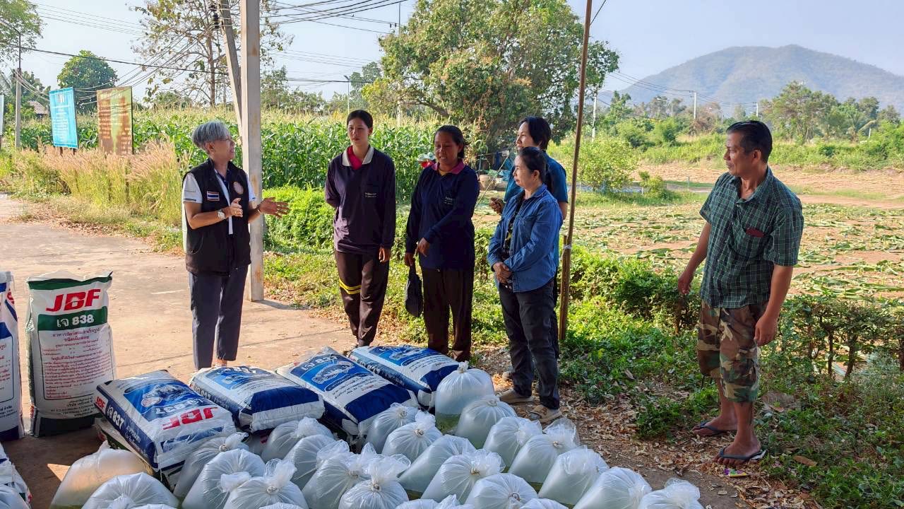 มอบปัจจัยการผลิตเกษตรกรที่เข้าร่วมโครงการพัฒนาเกษตรกรรมยั่งยืน อำเภอปากท่อ 