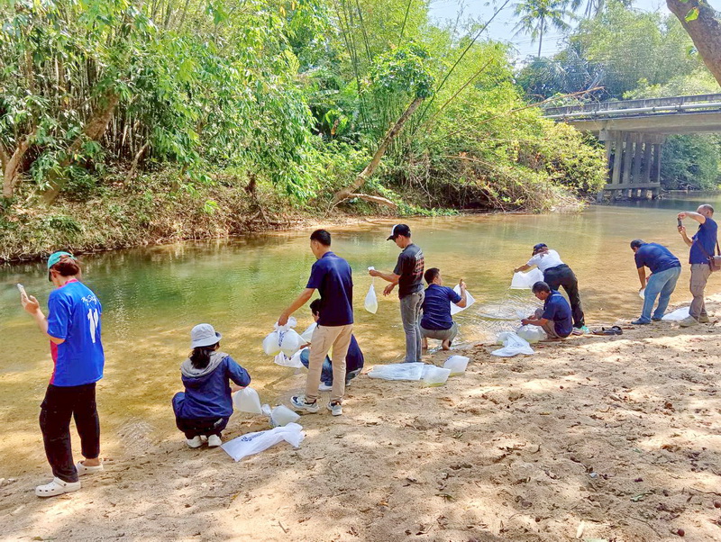 ร่วมปล่อยพันธุ์กุ้งก้ามกราม ลงสู่คลองวงก์ อ.ศรีนครินทร์ จ.พัทลุง