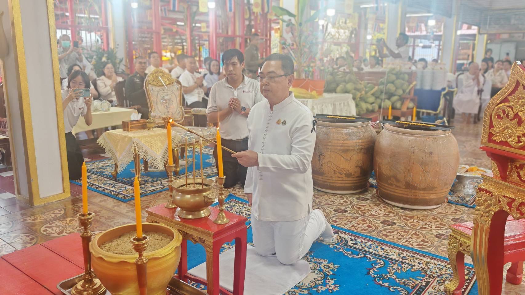 ร่วมทำบุญตักบาตร ในวันมาฆบูชา