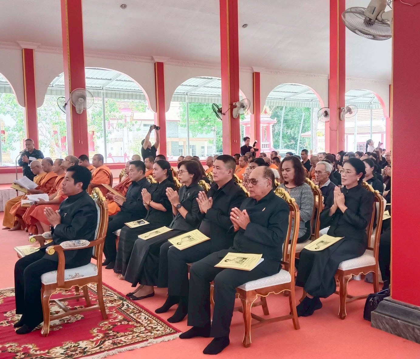 เข้าร่วมพิธีสวดพระพุทธมนต์และเจริญจิตตภาวนา เพื่ออุทิศถวายแด่สมเด็จพระนางเจ้าสิริกิติ์ พระบรมราชินีนาถ พระบรมราชชนนีพันปีหลวง