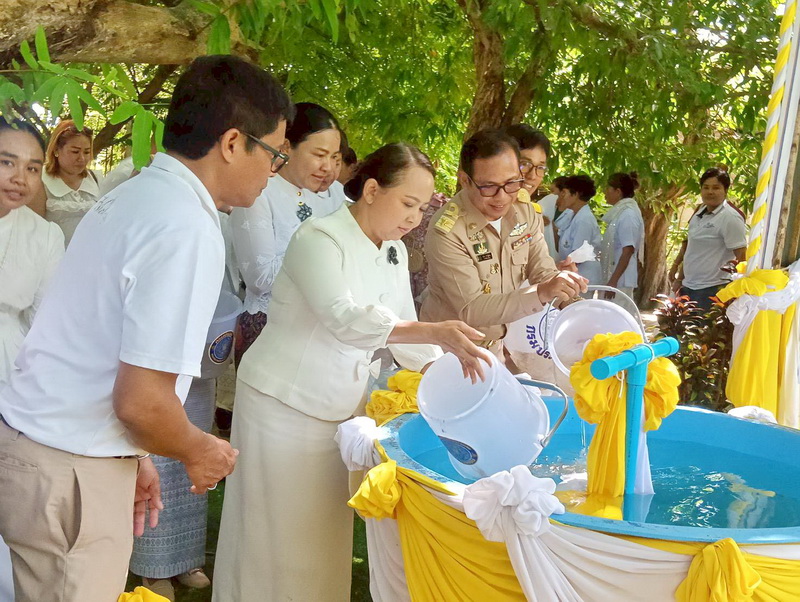 ร่วมปล่อยพันธุ์ปลากินพืช ในพิธีบวงสรวงเจ้าเมืองและบรรพชนเมืองลุง ปี 2569