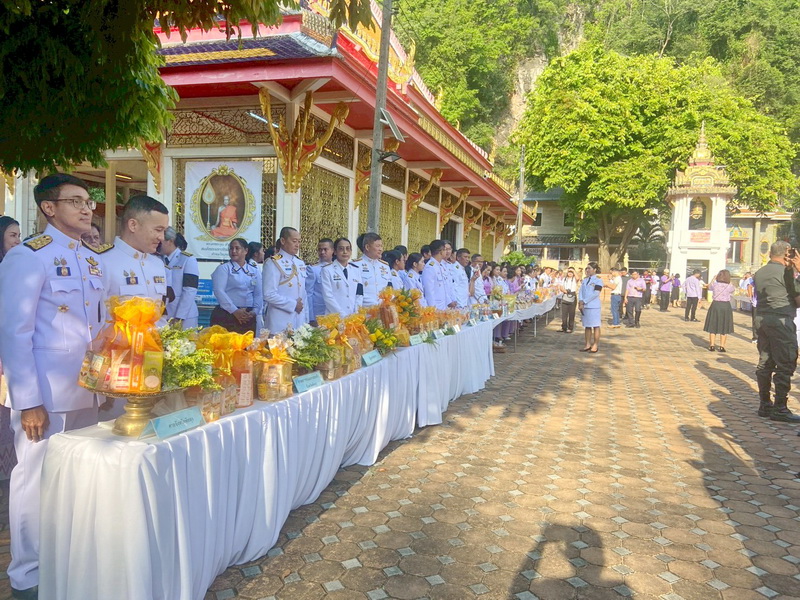 ร่วมลงนามถวายพระพร และทำบุญตักบาตร ณ วัดคูหาสวรรค์ พระอารามหลวง จังหวัดพัทลุง