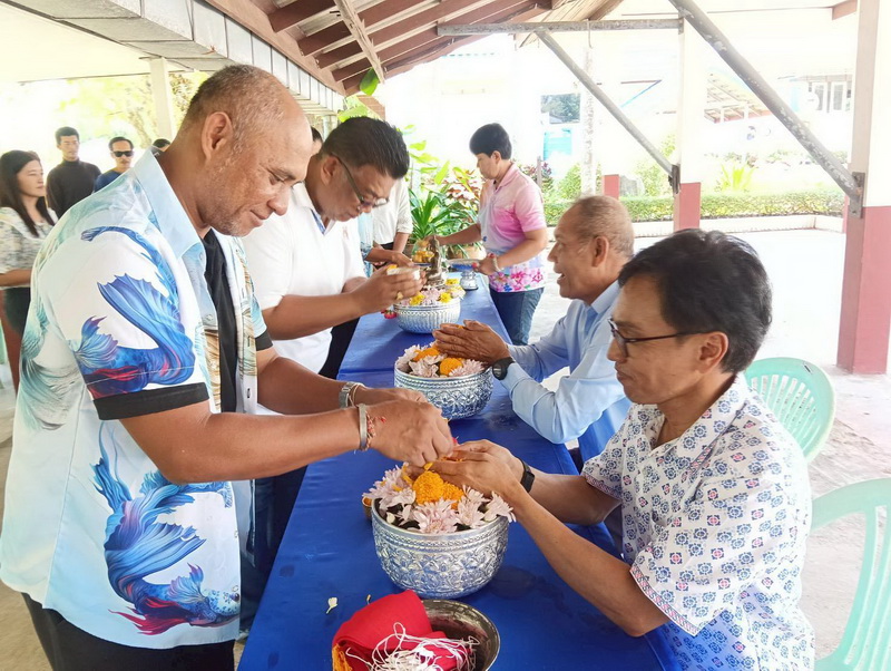 ร่วมกิจกรรมรดน้ำขอพรผู้อำนวยการศูนย์วิจัยและพัฒนาประมงน้ำจืดพัทลุง..คลิก