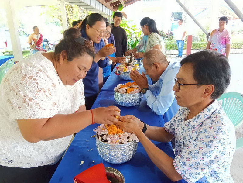 ร่วมกิจกรรมรดน้ำขอพรผู้อำนวยการศูนย์วิจัยและพัฒนาประมงน้ำจืดพัทลุง