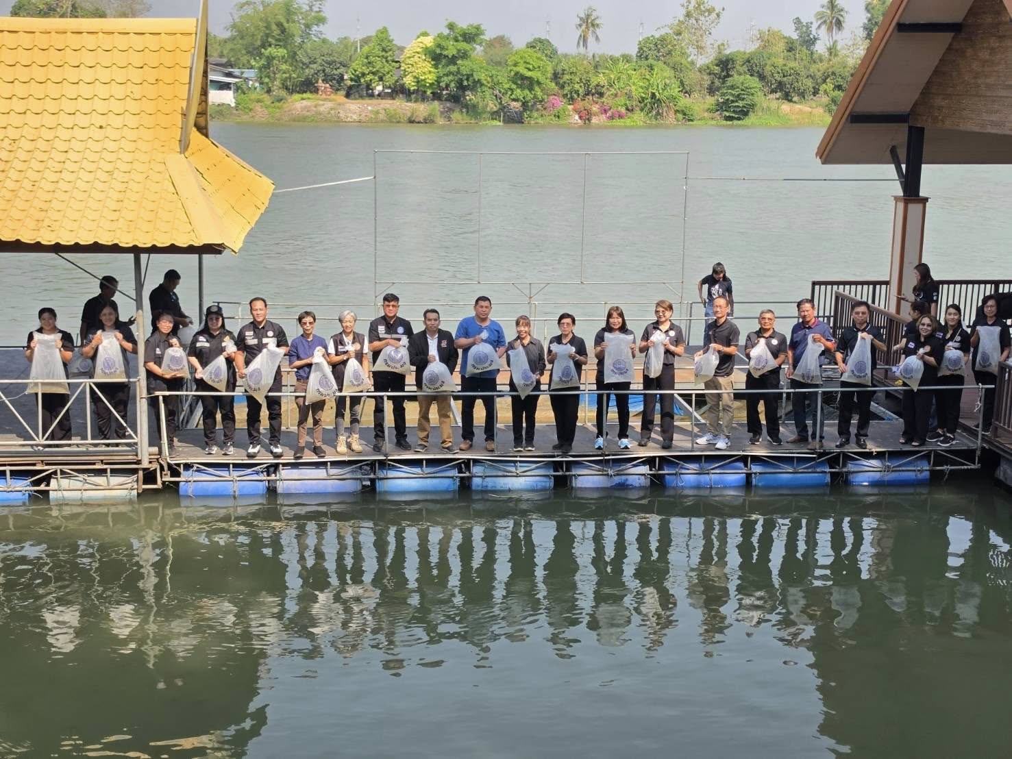  ร่วมกิจกรรมปล่อยพันธุ์สัตว์น้ำเนื่องในวันข้าราชการพลเรือน 