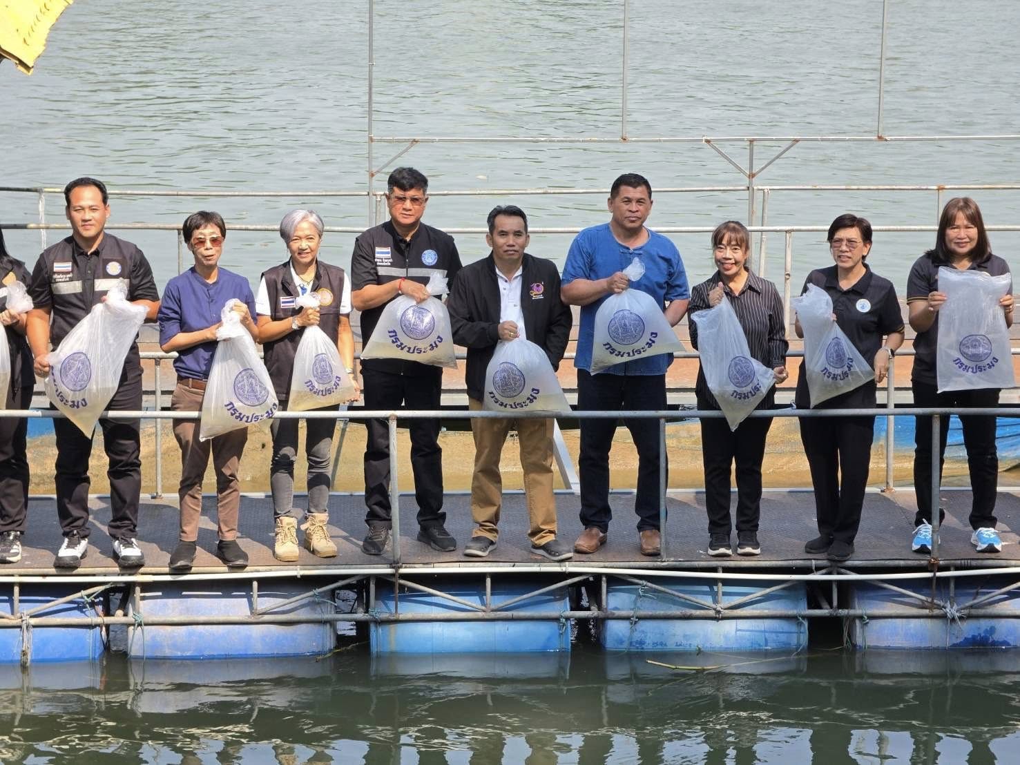  ร่วมกิจกรรมปล่อยพันธุ์สัตว์น้ำเนื่องในวันข้าราชการพลเรือน 