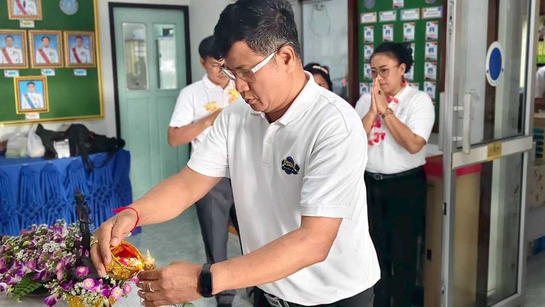 จัดพิธีสรงน้ำพระและรดน้ำขอพรผู้บริหาร เนื่องในเทศกาลสงกรานต์ ประจำปี 2569