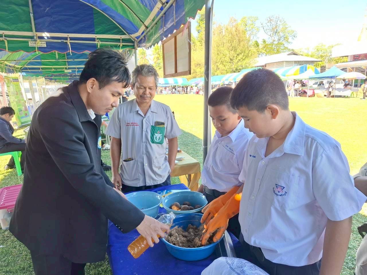 ประมงจังหวัดศรีสะเกษออกหน่วยแพทย์เคลื่อนที่(พอ.สว.) ควบคู่จังหวัดเคลื่อนที่ออกให้บริการประชาชนในพื้นที่อำเภอบึงบูรพ์