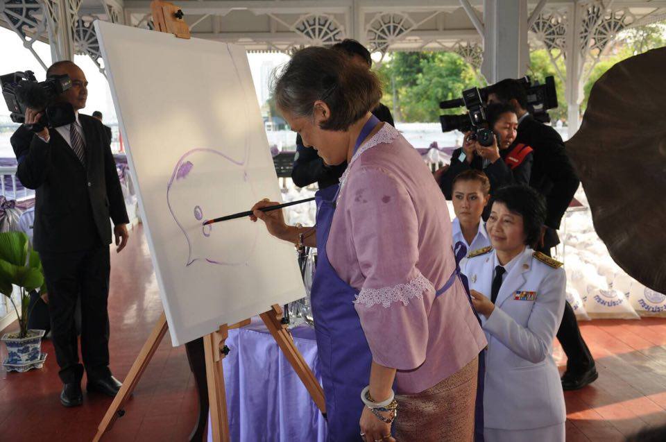 ทรงปล่อยพันธุ์ปลาเพื่อบำเพ็ญพร..ชมภาพ