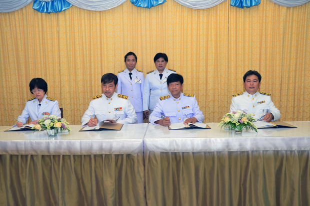 ร่วมลงนามถวายพระพร เนื่องในวัน..ชมภาพ