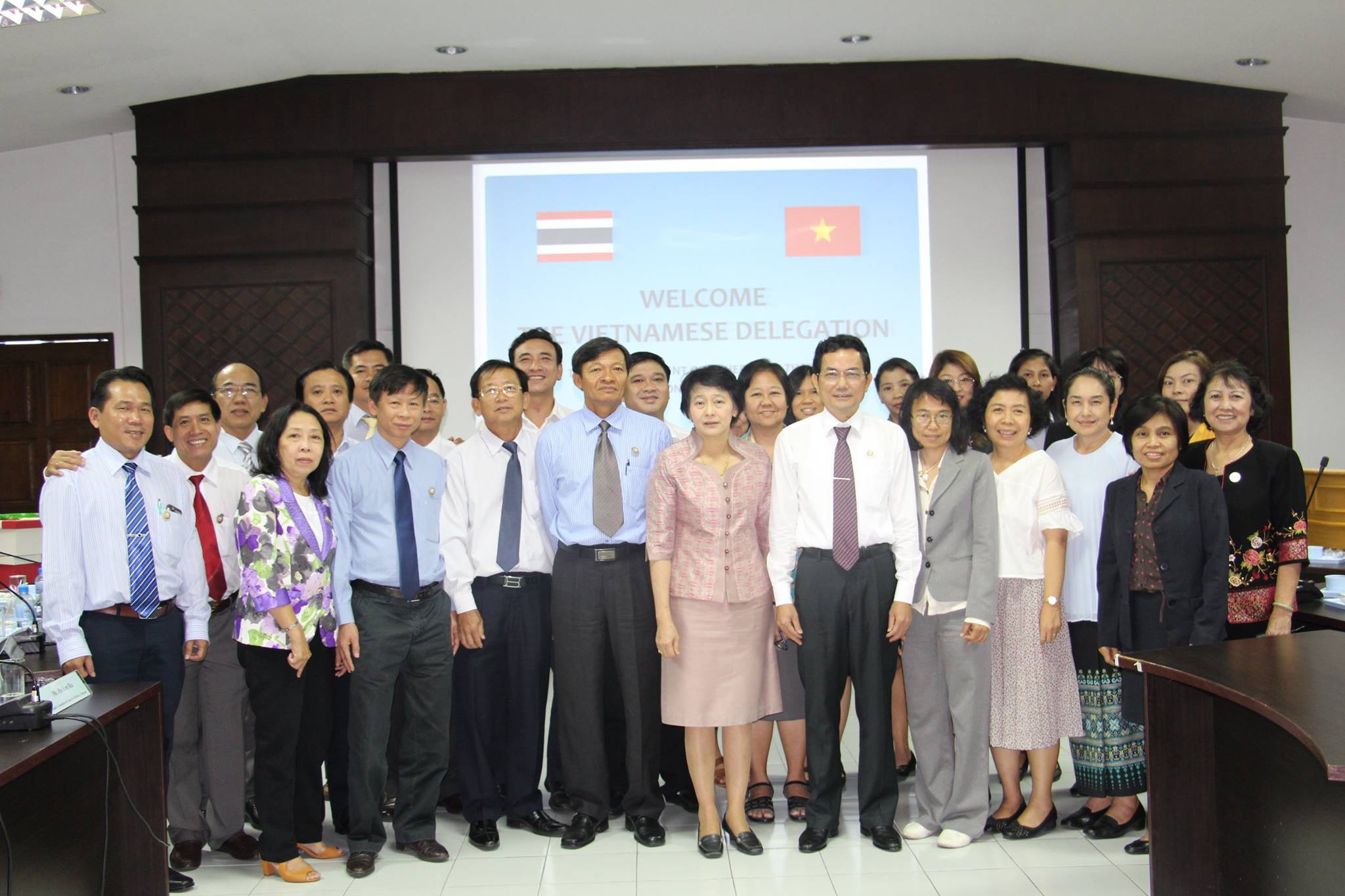ต้อนรับและประชุมร่วมกับคณะผู้แ..ชมภาพ