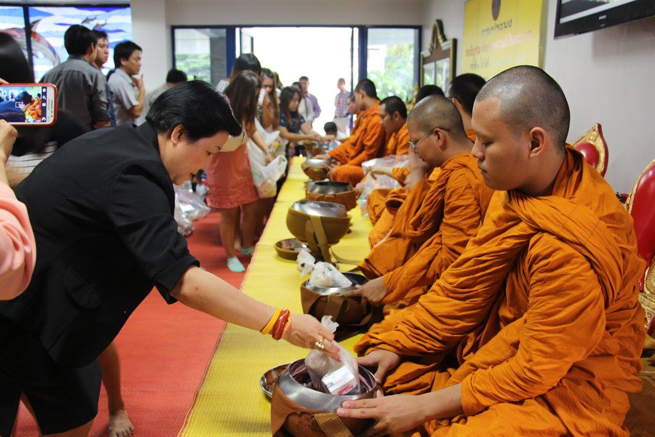 ถวายข้าวสารอาหารแห้ง และถวายภั..ชมภาพ