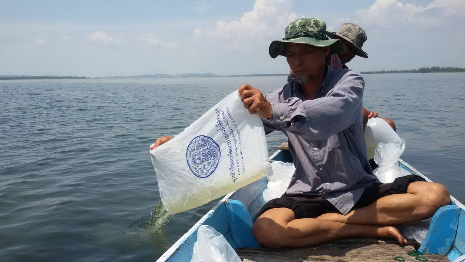 ดำเนินการปล่อยพันธุ์กุ้งก้ามกร..ชมภาพ