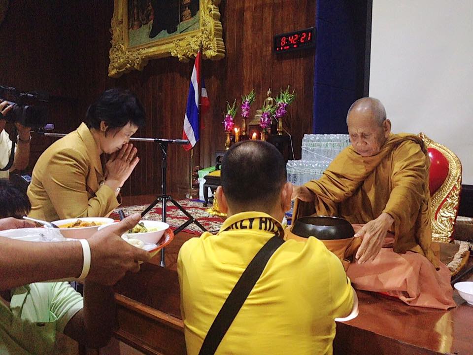  ร่วมถวายภัตตาหารเช้าและฟังธรร..ชมภาพ
