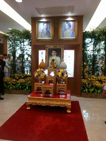 ร่วมถวายพานทองดอกไม้และลงนามถว..ชมภาพ