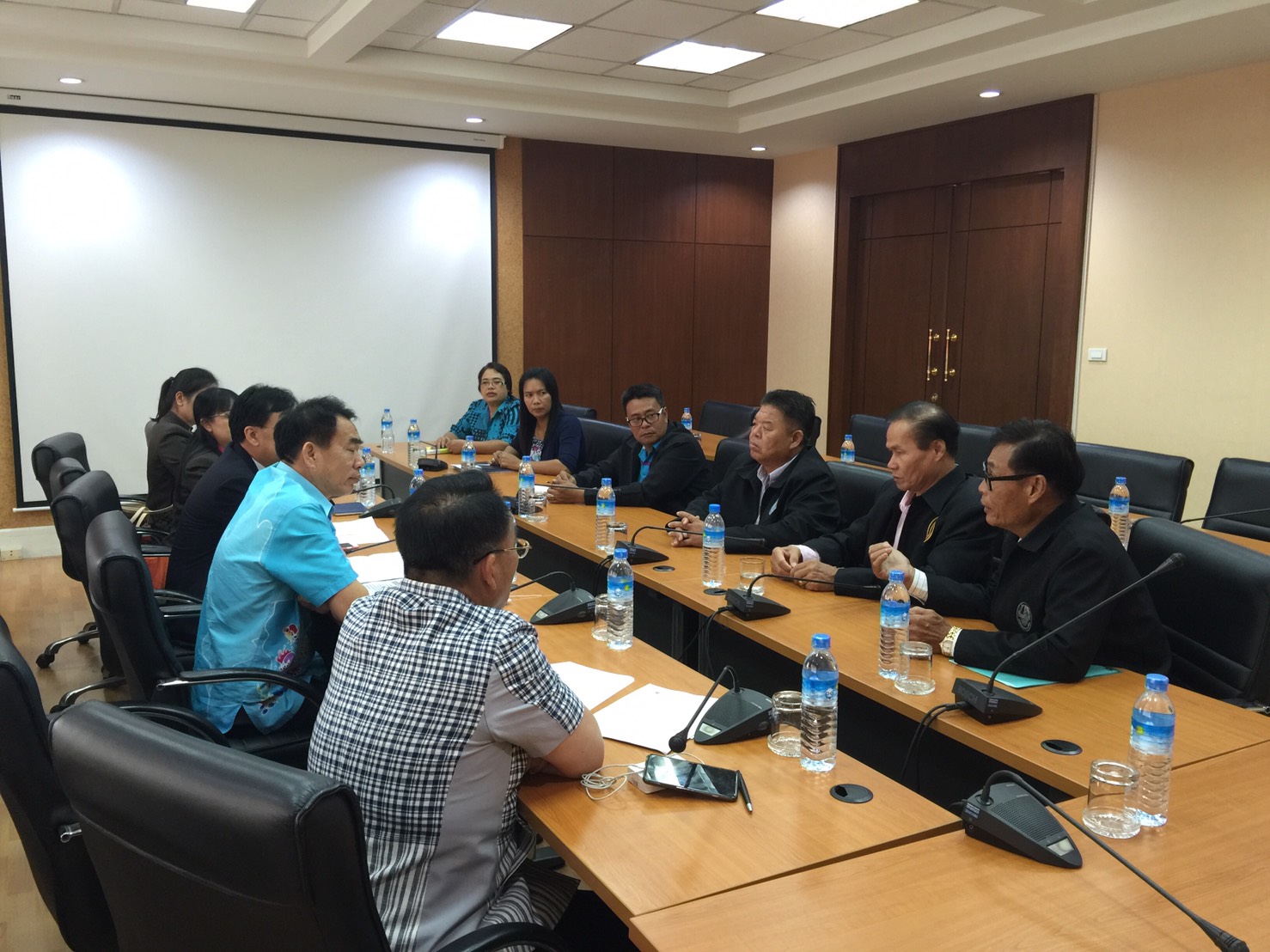 เข้าร่วมประชุมหารือเกี่ยวกับแน..ชมภาพ